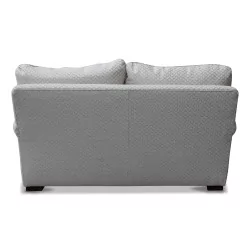 Ein beiges Sofa mit silbernem Rautenmuster.
